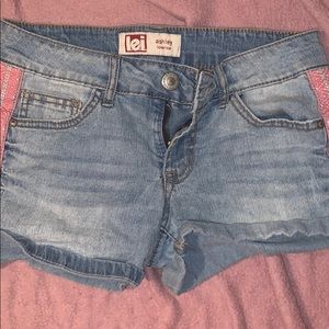 Cute cuffed denim shorts w pink accents